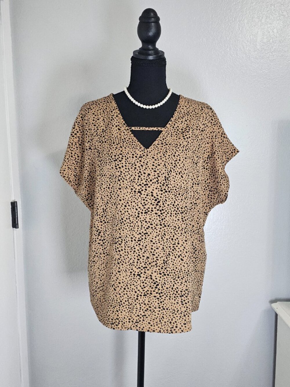 Unbranded Tan & Black Animal Print Women's V-Neck Blouse - Size Medium NEW - Picture 2 of 5